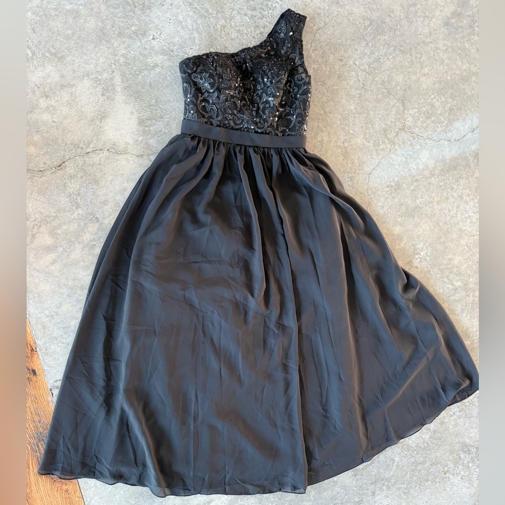 Chic One-Shoulder Dress in Black